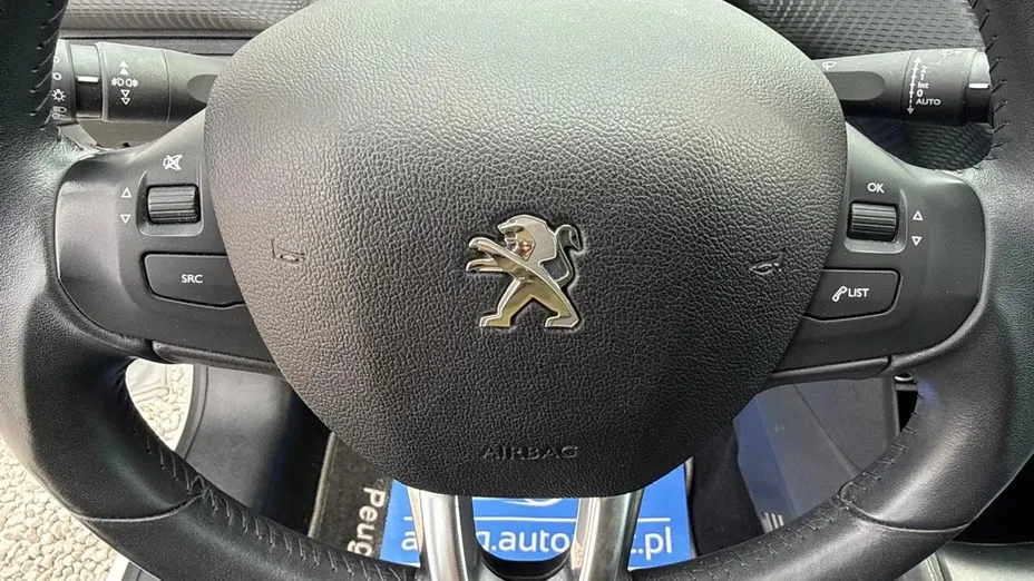PEUGEOT 208 -