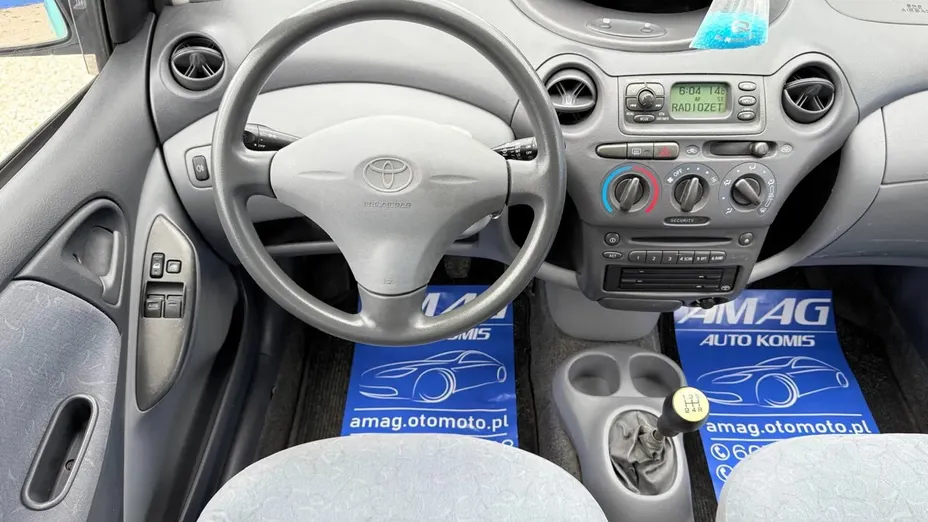 TOYOTA Yaris -