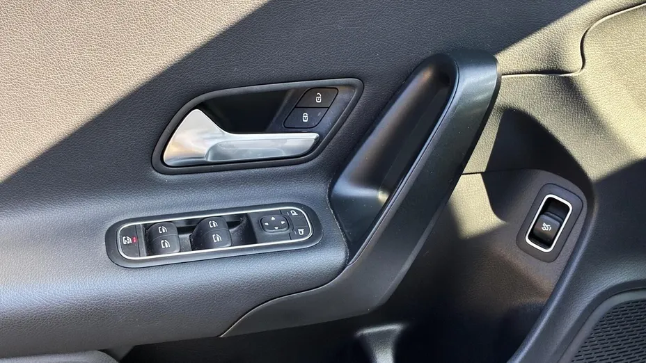 MERCEDES-BENZ CLA CLA 180 7G-DCT