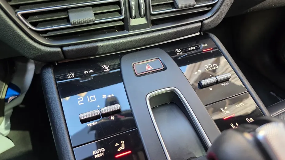 PORSCHE Macan -
