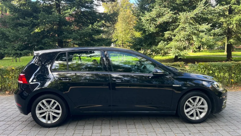 VOLKSWAGEN Golf -