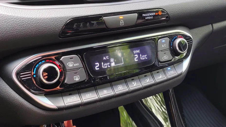 HYUNDAI i30 -