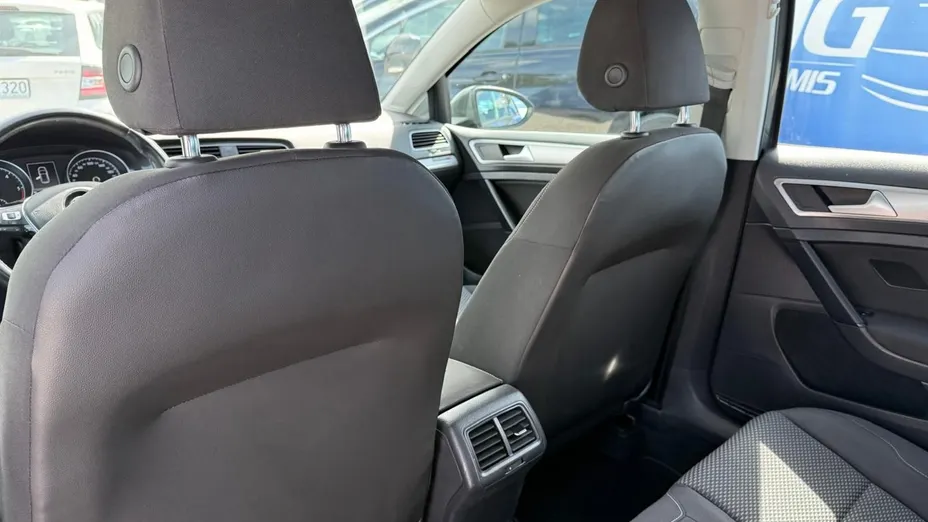 VOLKSWAGEN Golf -