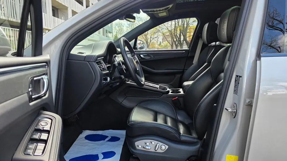 PORSCHE Macan -
