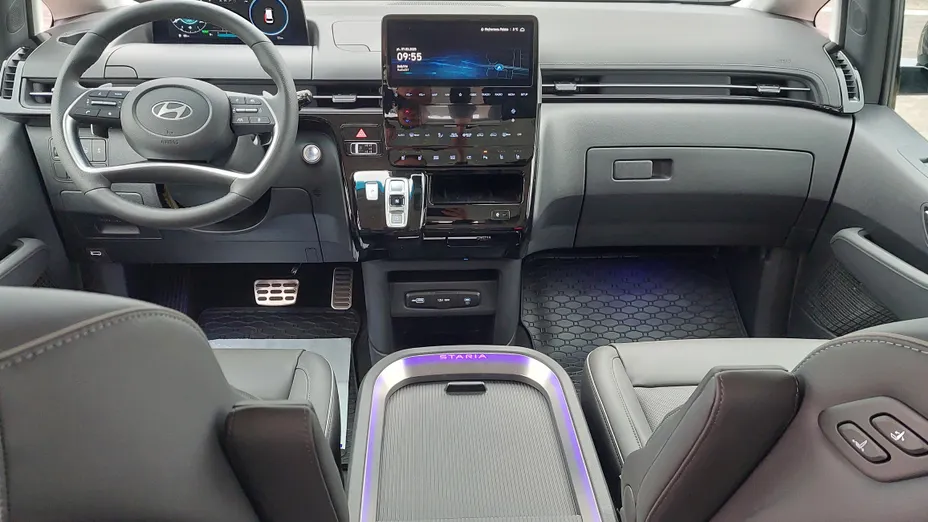 HYUNDAI Staria Staria 1.6 T-GDI HEV Luxury aut Nowy