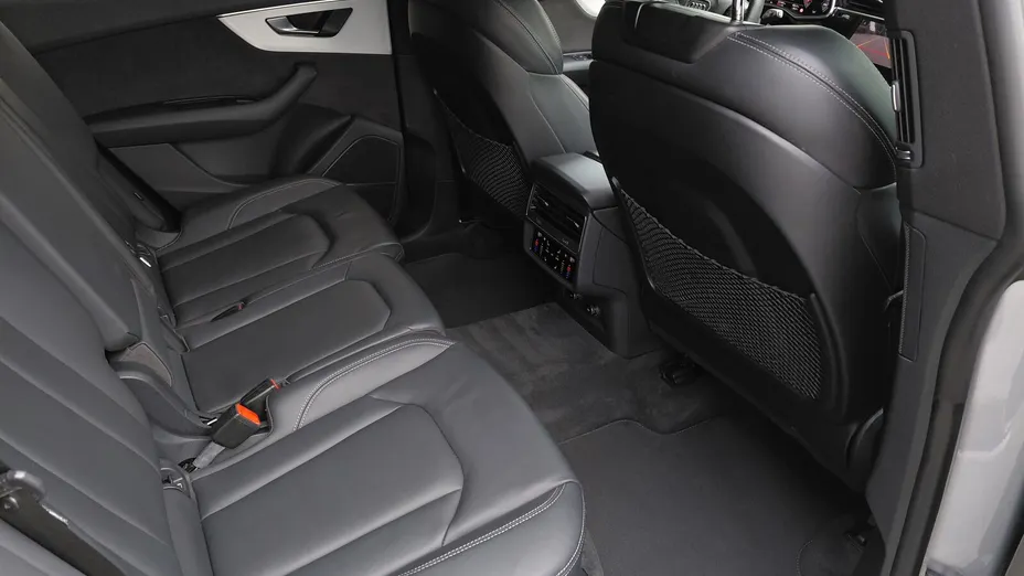 AUDI Q8 -