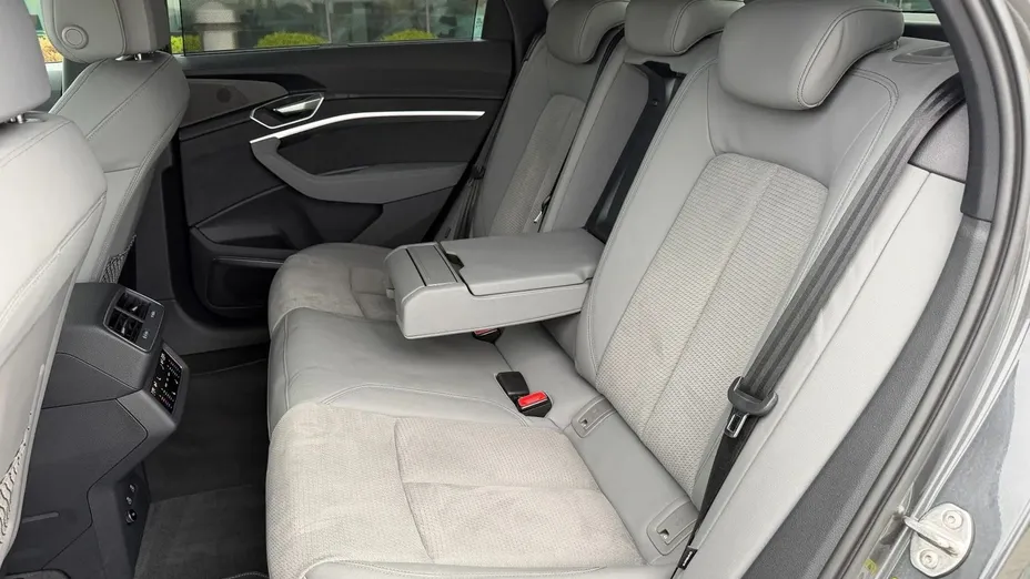 AUDI e-tron -