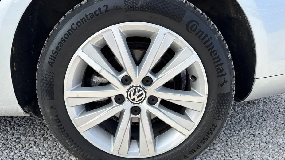 VOLKSWAGEN Golf -