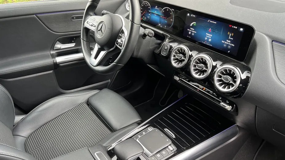 MERCEDES-BENZ EQA EQA 300 66.5kWh 4-Matic Progressive