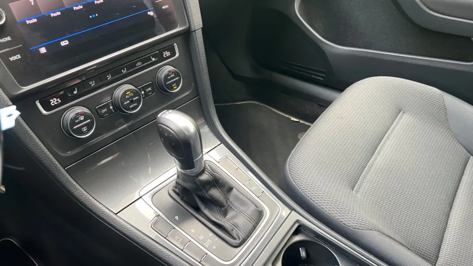 VOLKSWAGEN Golf -