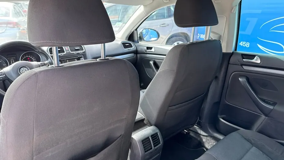 VOLKSWAGEN Golf -