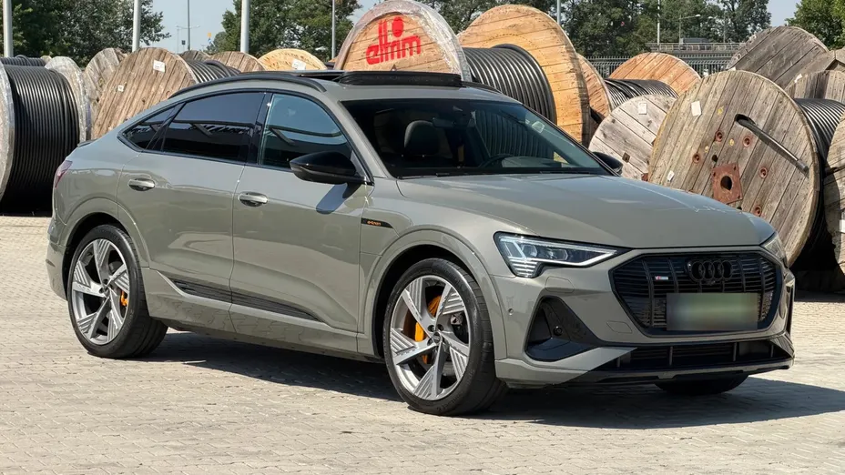 AUDI e-tron -