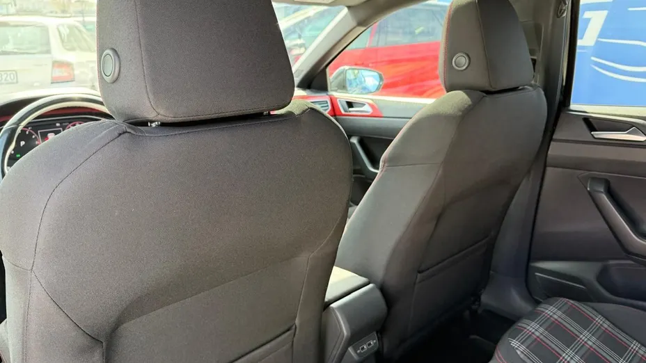 VOLKSWAGEN Polo -