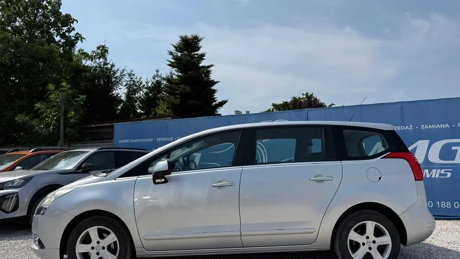 PEUGEOT 5008 -