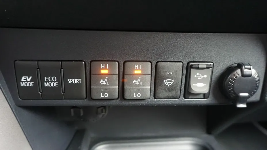 TOYOTA RAV4 -