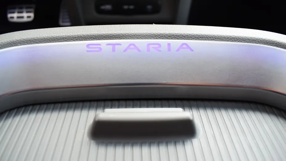 HYUNDAI Staria Staria 1.6 T-GDI HEV Luxury aut