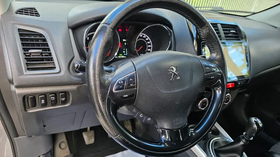 PEUGEOT 4008 -