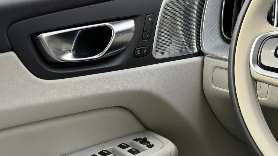 VOLVO XC60 XC60 T6 Plug-In Hybrid AWD Ultra Bright aut