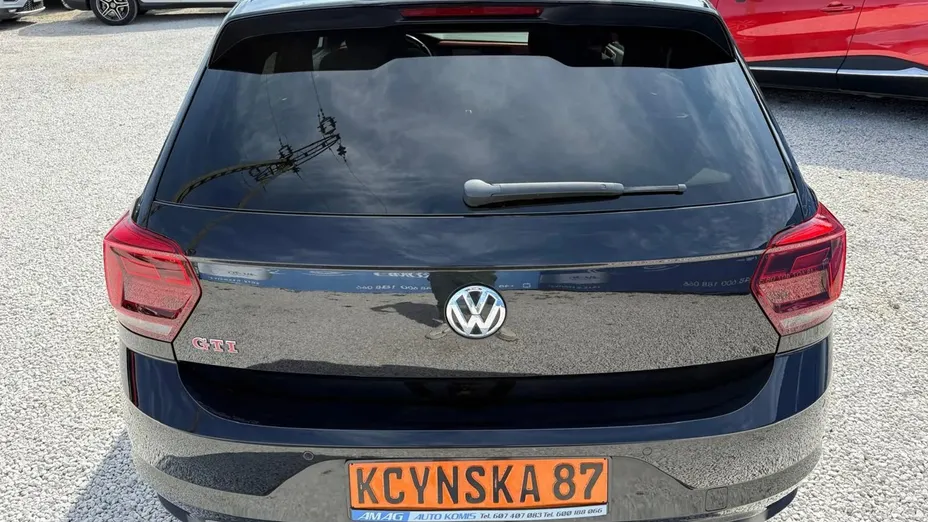 VOLKSWAGEN Polo -