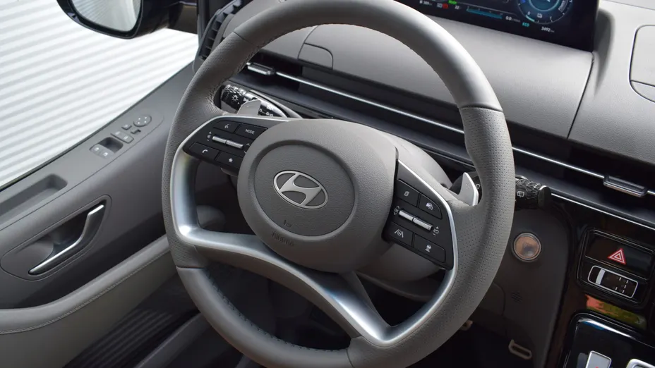 HYUNDAI Staria Staria 1.6 T-GDI HEV Luxury aut