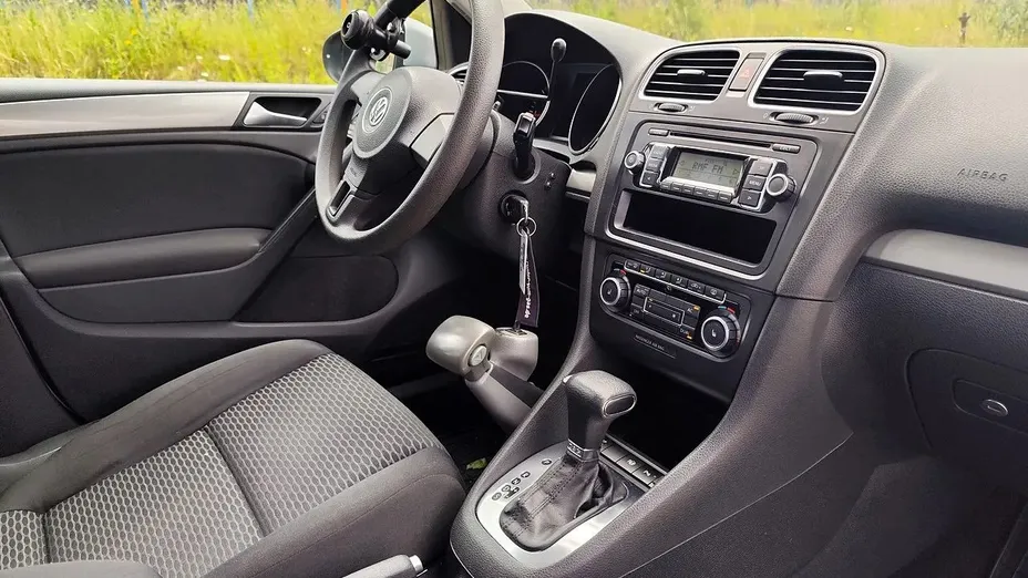VOLKSWAGEN Golf -