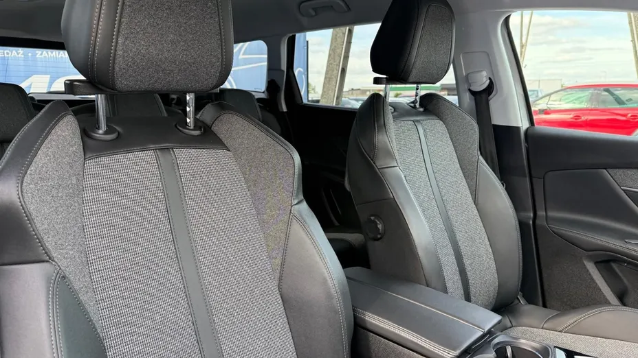 PEUGEOT 5008 -