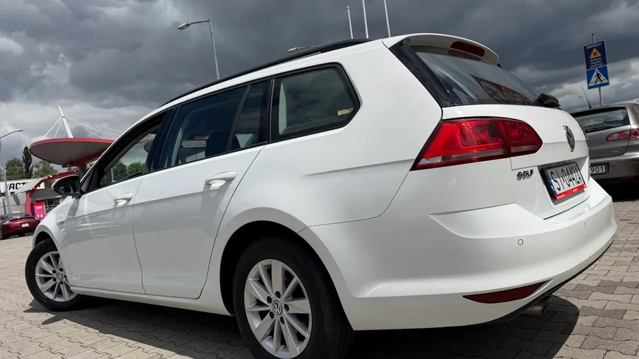 VOLKSWAGEN Golf -