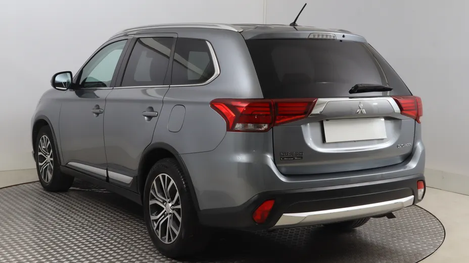Mitsubishi Outlander -
