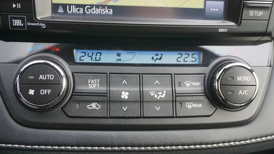 TOYOTA RAV4 -