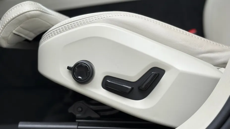 VOLVO XC60 XC60 B4 D AWD Plus Dark aut