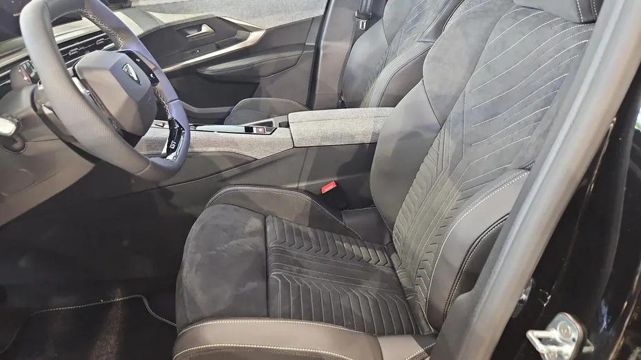 PEUGEOT 5008 5008 1.2 PureTech mHEV GT Exclusive S&S e-DCS6 Nowy