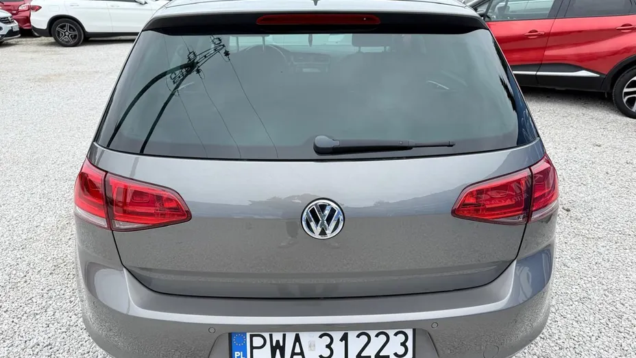 VOLKSWAGEN Golf -