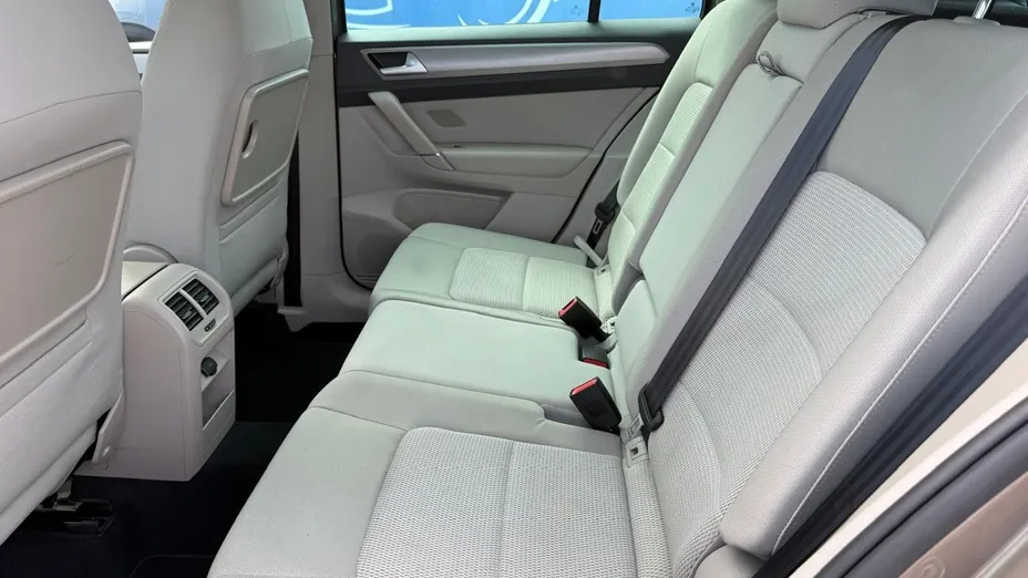 VOLKSWAGEN Golf Sportsvan -