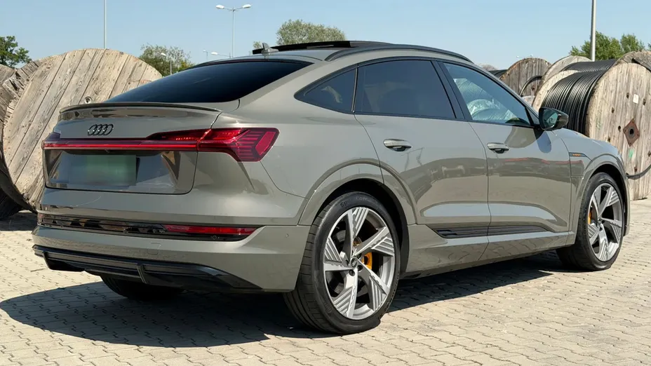 AUDI e-tron -