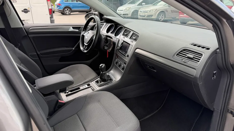 VOLKSWAGEN Golf -