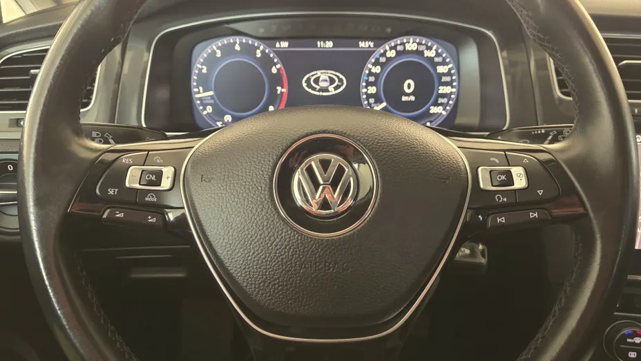 VOLKSWAGEN Golf -