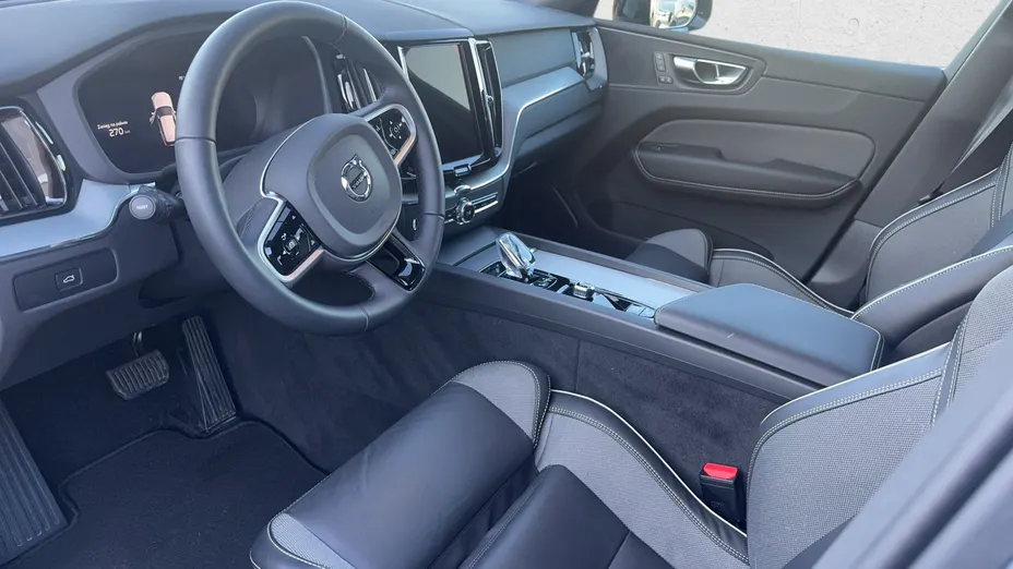 VOLVO XC60 XC60 B5 B AWD Plus Dark aut