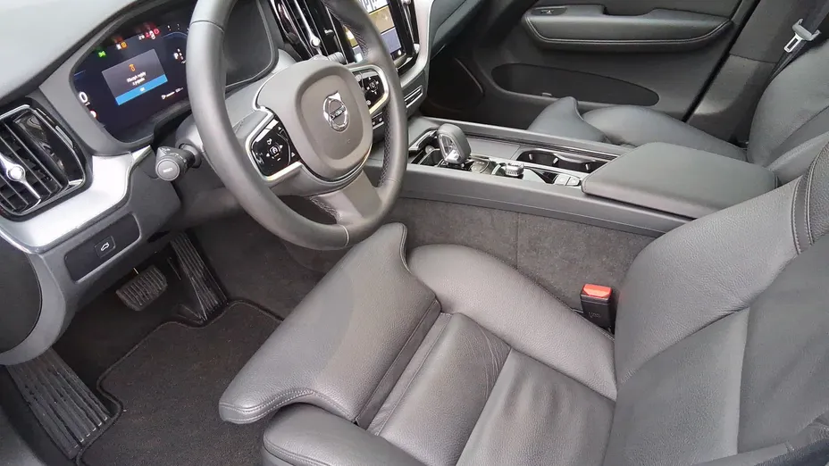 VOLVO XC60 XC60 B5 B AWD Plus Dark aut