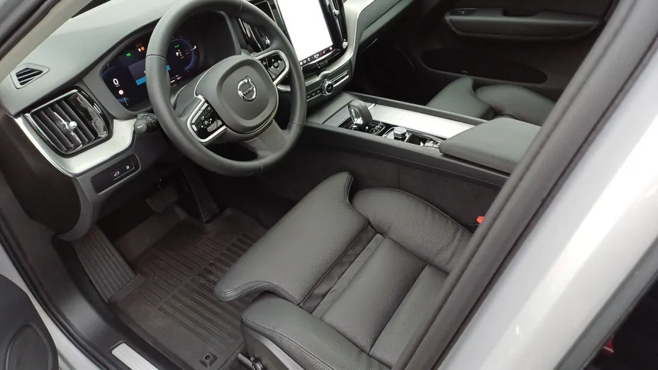 VOLVO XC60 XC60 T6 Plug-In Hybrid AWD Plus Dark aut