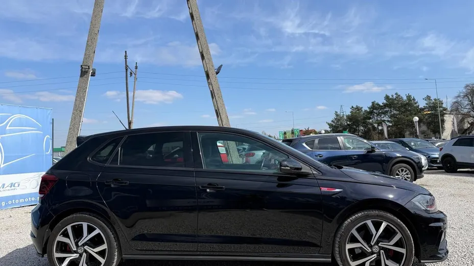 VOLKSWAGEN Polo -
