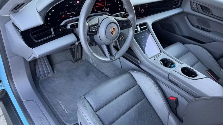 PORSCHE Taycan -