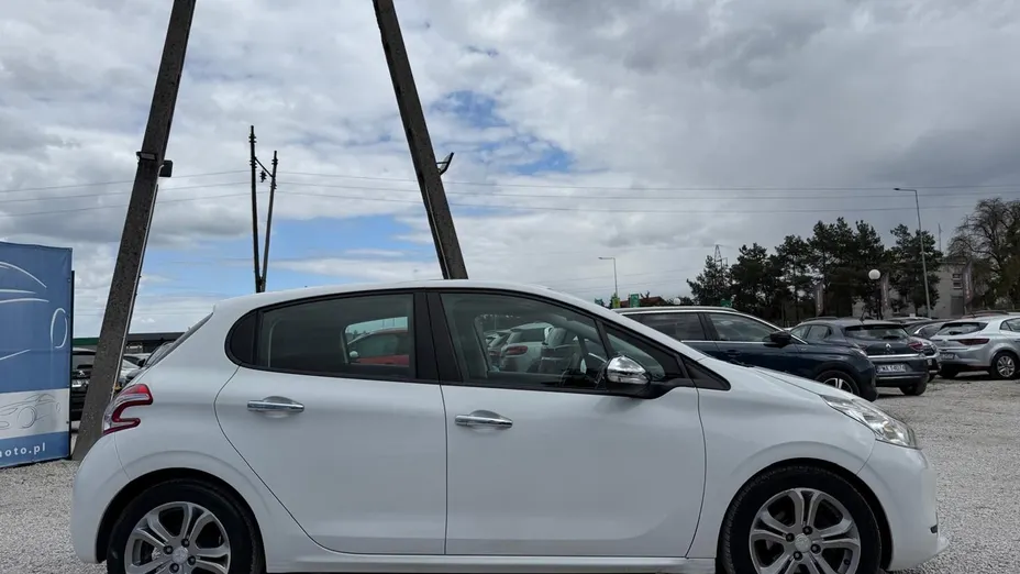 PEUGEOT 208 -