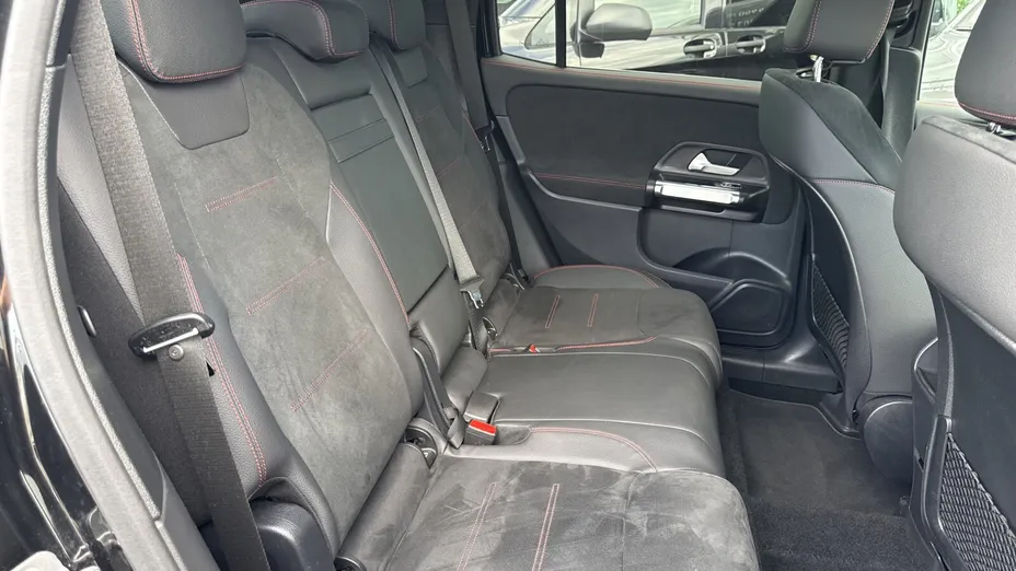 MERCEDES-BENZ GLB GLB 200 mHEV AMG Line 7G-DCT