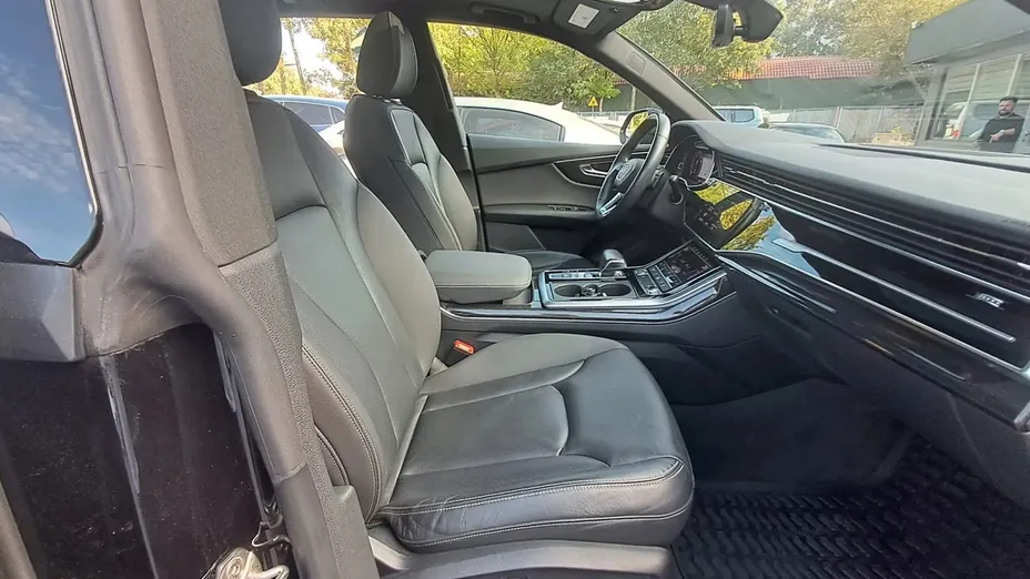 AUDI Q8 -
