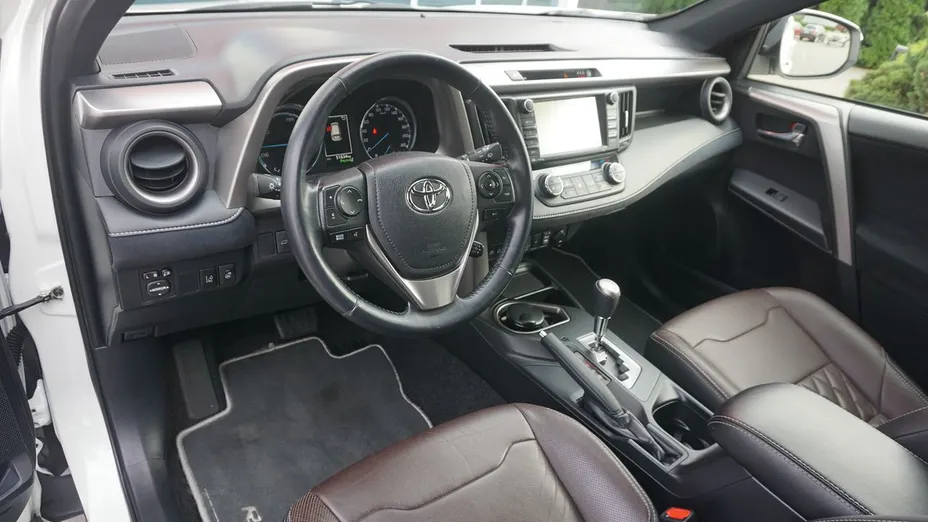 TOYOTA RAV4 -