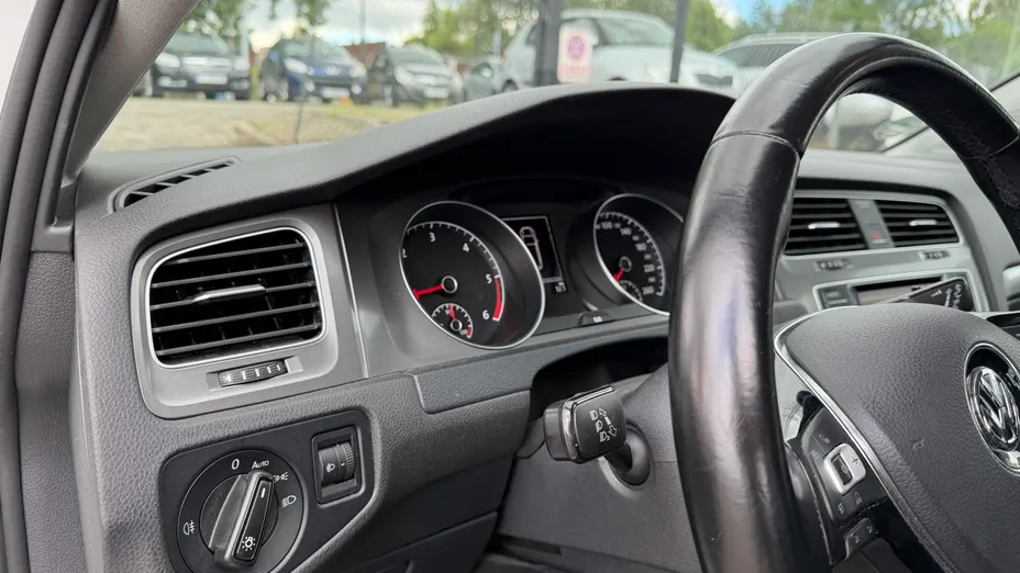 VOLKSWAGEN Golf -