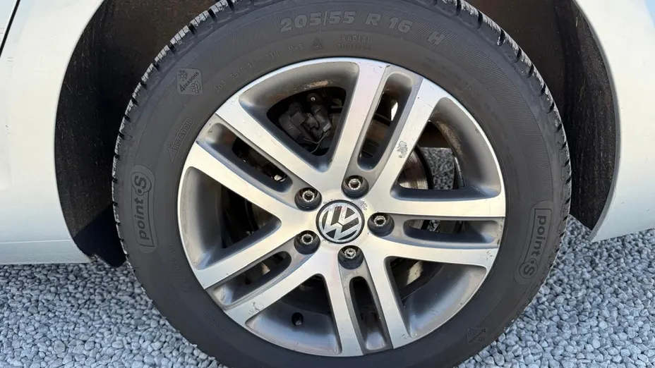 VOLKSWAGEN Golf -