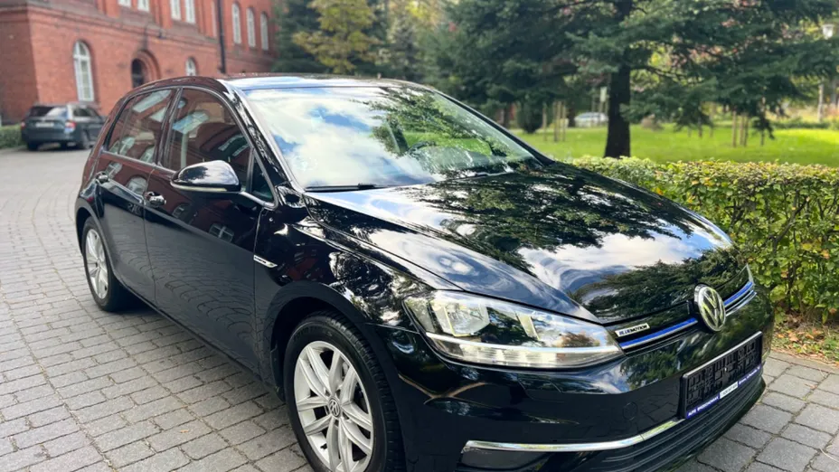 VOLKSWAGEN Golf -