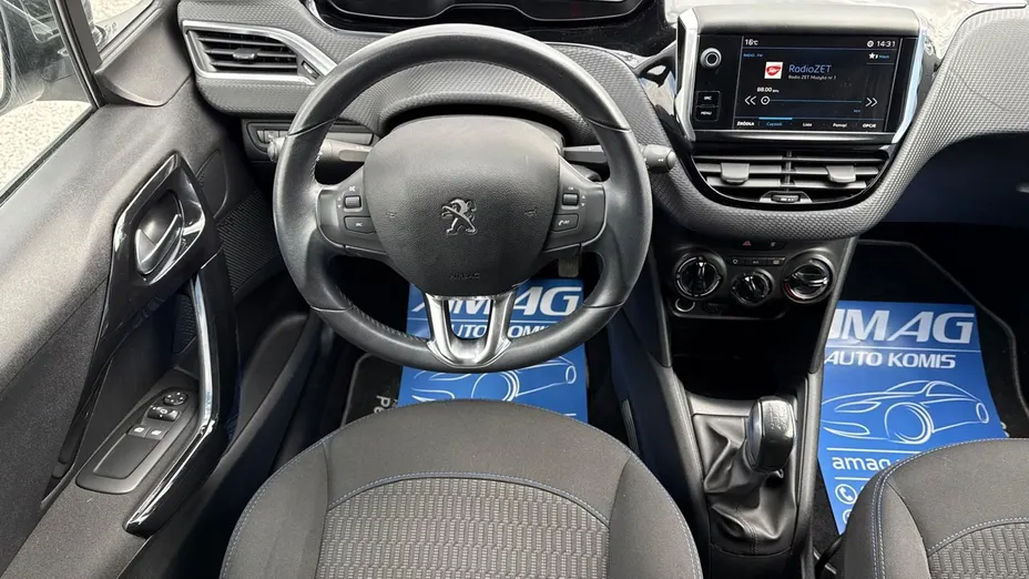 PEUGEOT 208 -