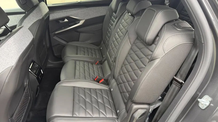 PEUGEOT 5008 5008 1.2 PureTech mHEV GT Exclusive S&S e-DCS6 Nowy